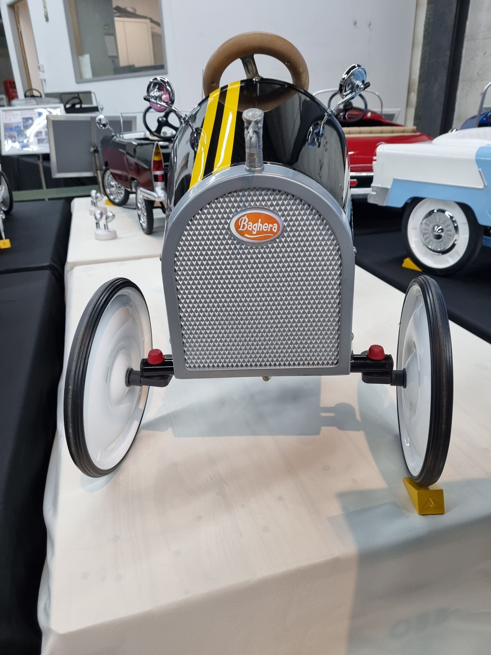 Ein Spielzeugauto steht auf einem Tisch in einem Zimmer.